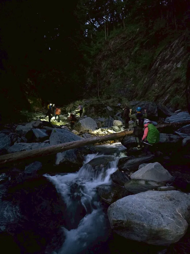 ▲摸黑夜溯中央尖溪（還好有熟門熟路的小虎哥引路，不然我們會摸更久）