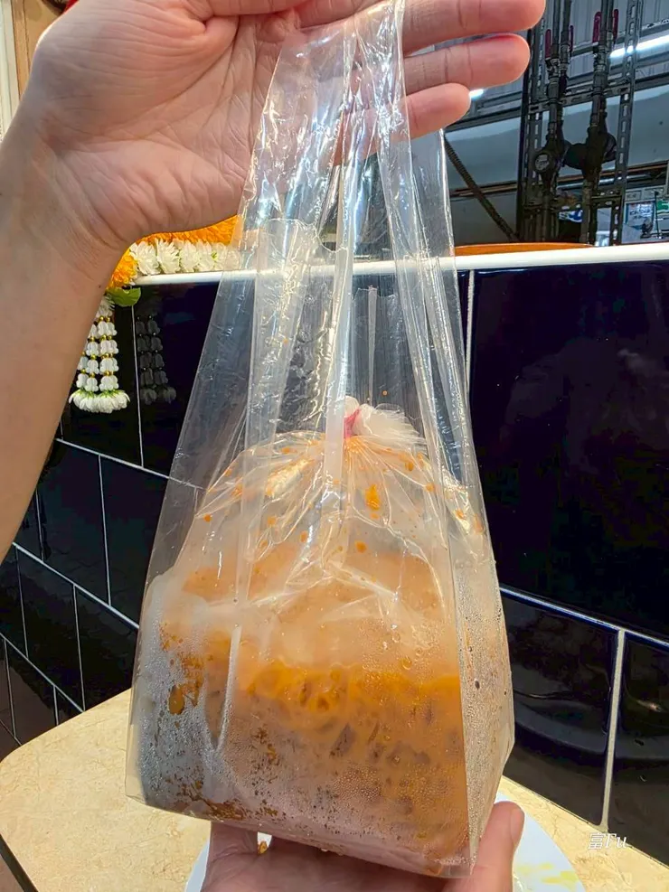 袋裝泰奶(它們也有奶綠)。總歸一句就是好喝! 不過私心希望碎冰可以少一點，$75整體我覺得偏貴。