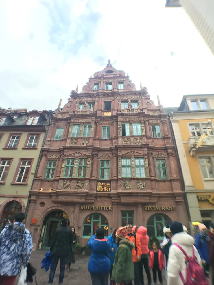 歷史悠久的飯店，建於 1592 年的騎士之家，同時它也見證了無數場戰役