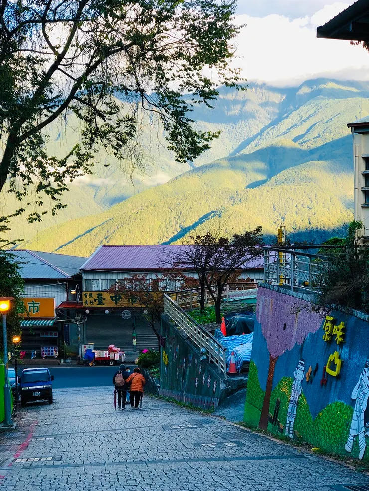 陽光照射在雪山山脈,宛如一幅畫。
