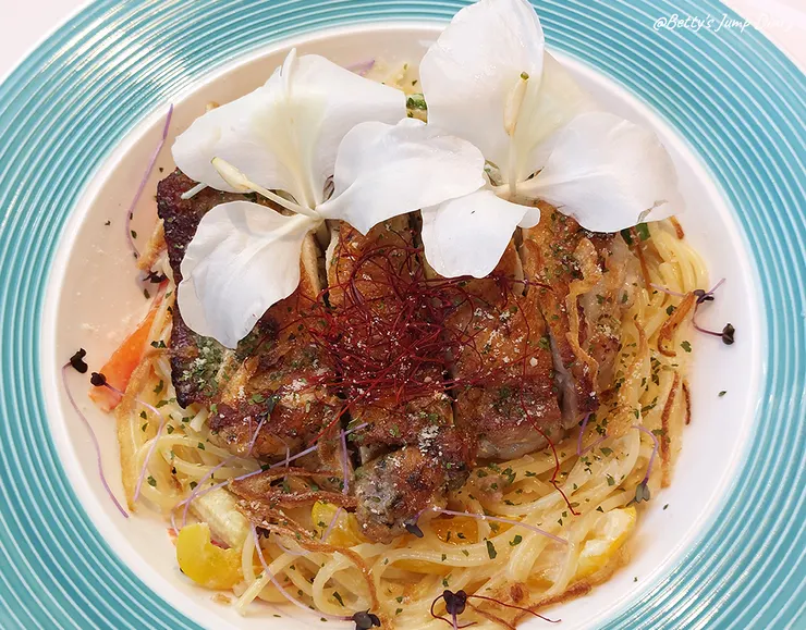 ▲龍潭「野薑花與貓」庭園餐廳/ 圖片來源:Betty's Jump Diary