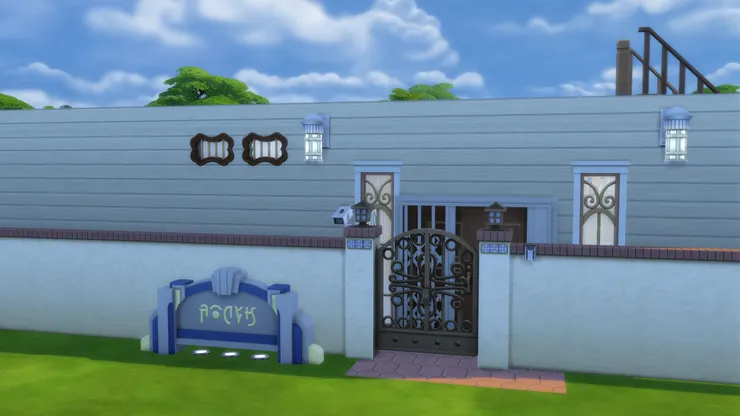 後門當然沒有前門好看，主要在上、下課時開放，讓學生多一個出口離開，不用只擠在前門。