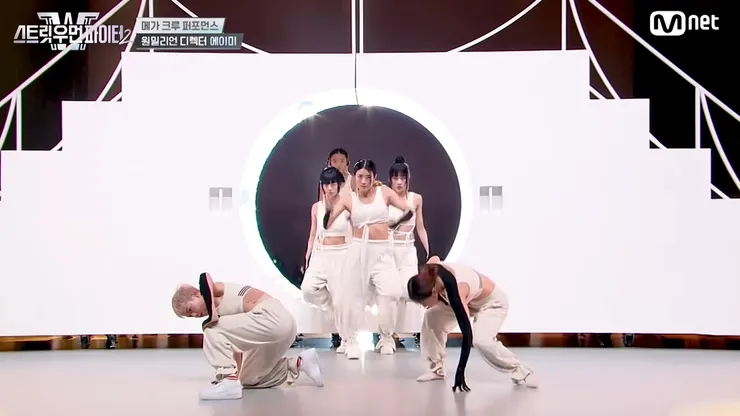 舞者利用梯子的圓圈結構走位，畫面上顯得不凌亂，另外有一群舞者也利用這段時間到後面Standby