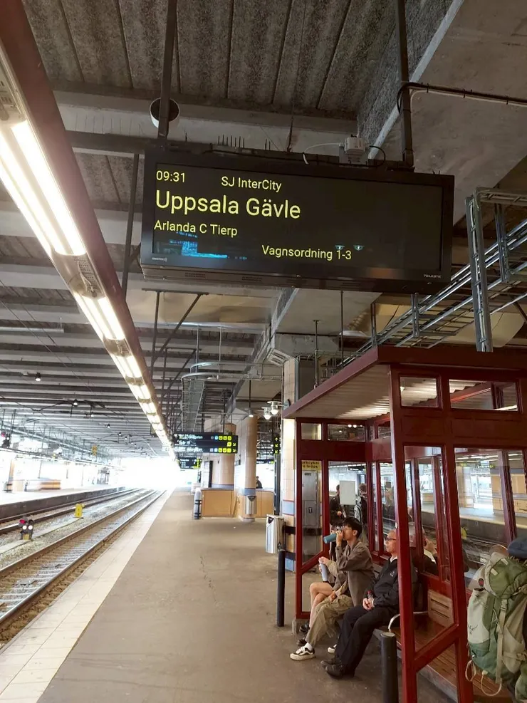 在月台等待往巫普撒拉的火車