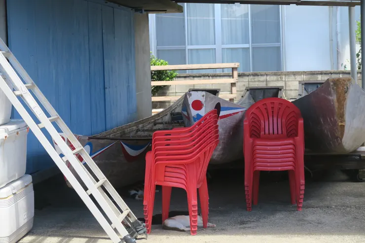 發現他們也有拼板舟的習慣，從未完成的圖像來看，和蘭嶼的板舟有點相似