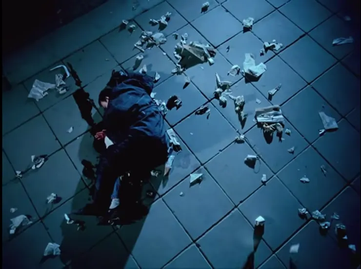 泉子倒下了！倒在了大冬天的黑夜裡，倒在了自己的一灘血泊，倒在了一堆凌亂飛舞的紙屑中，孤伶伶一人。