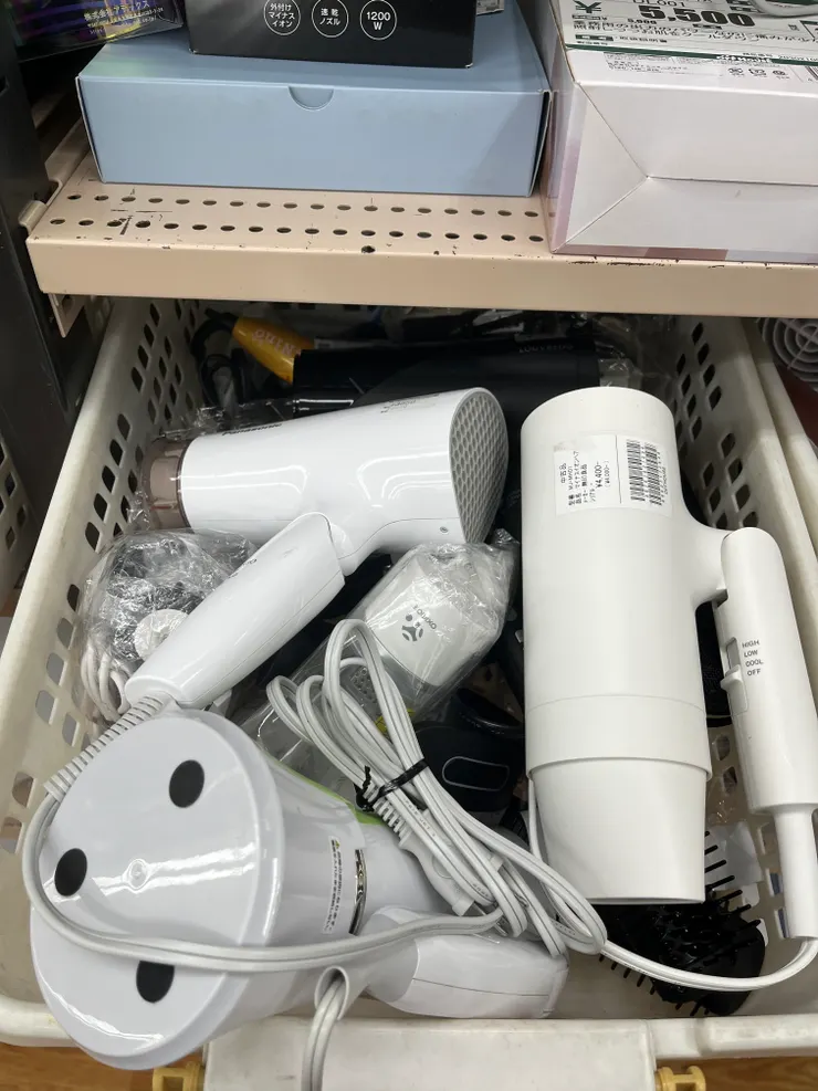 吹風機裝成兩大籃，商品狀況都很好，旁邊也有插座可以試用電器。