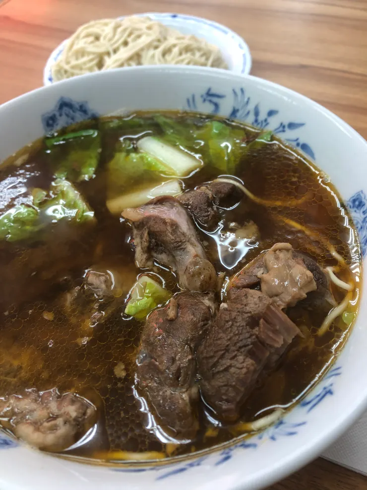 一碗麵不夠,我又多加了一份麵。