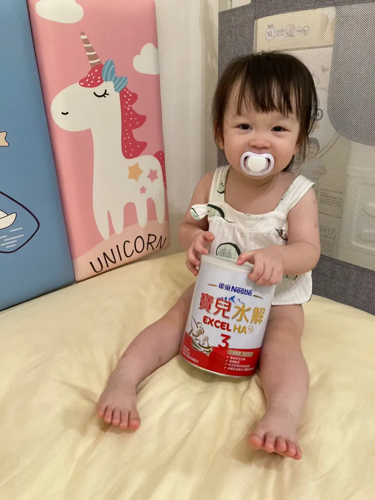 (看到奶粉罐就眼睛發亮急著要喝奶😂)