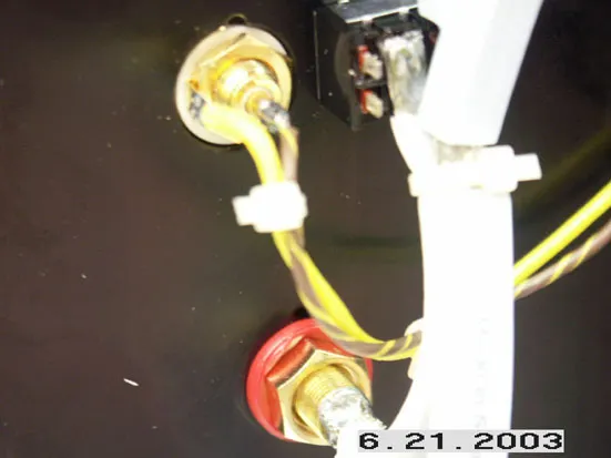 輸入為 20AWG 鐵氟龍鍍銀線，輸入地為 0.7mm 純銀線，外套絕緣管