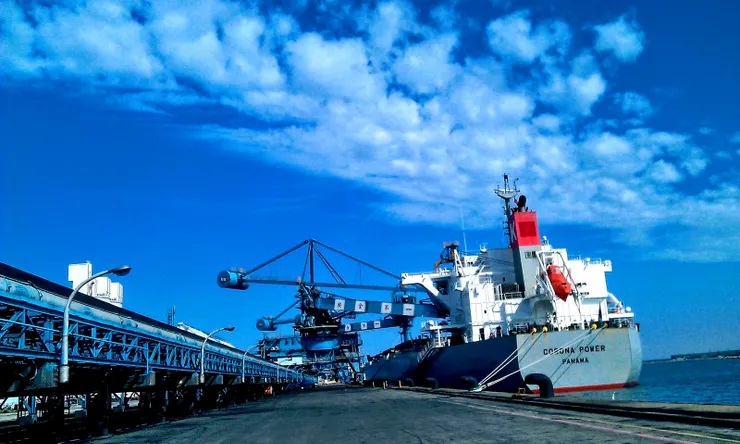 【不管風雨陰晴把一艘艘煤輪清空,你在三百米軌道上來回勞碌一生。當時3座專用卸煤碼頭總長680米,共設6台卸煤機,中間4台因可跨碼頭支援,軌道行走範圍可達約300米。】