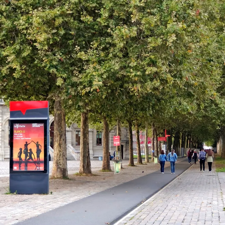 【拉維耶特公園噴泉綠道聽眾集結！愛樂廳旁的林蔭道。】