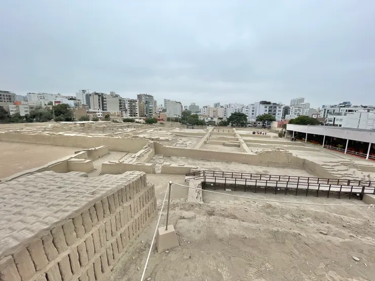 遺址區外面是高樓大廈