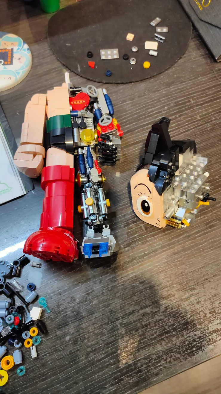 拼奇版原子小金剛，拼湊細緻的零件很有成就感。