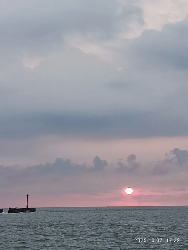 閒淡秋光天水平，自拍攝