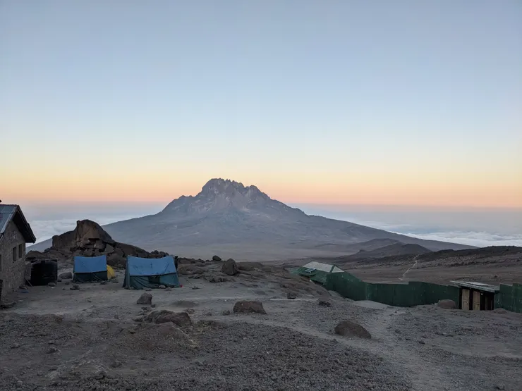 右邊綠色鐵皮屋是Kibo Hut的廁所,雲海一樣看到飽