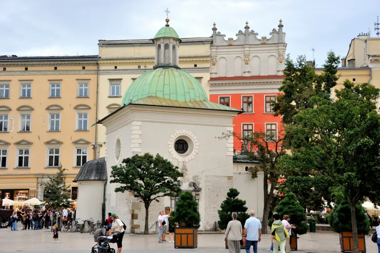 【千年聖亞德伯堂融合羅馬巴洛克！位居中央集市廣場（Main Market Square）東南角的聖亞德伯堂（Church of St. Adalbert），是波蘭最古老的石砌教堂之一，擁有近千年歷史。初為羅馬式建築，目前的建築融合了羅馬式、哥德式、文藝復興式及 17 世紀增建的巴洛克式綠色圓頂。】