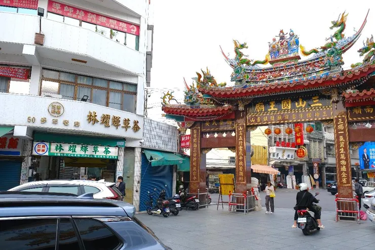 林耀輝草茶坐落於潮州信仰中心－三山國王廟旁，一進大門右手邊位置。