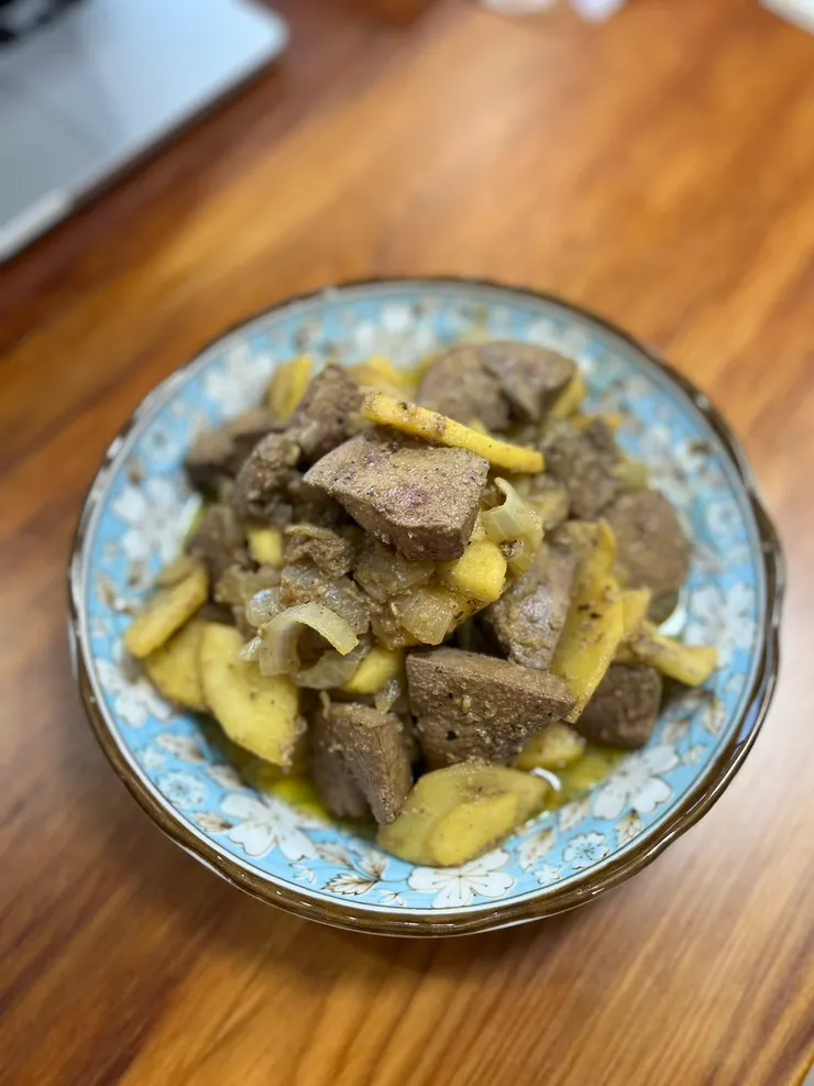 奶油 洋蔥 蘋果 炒 豬肝