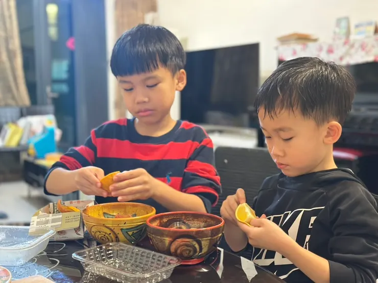 個人覺得最難的部分是剝皮，兩兄弟剝到崩潰