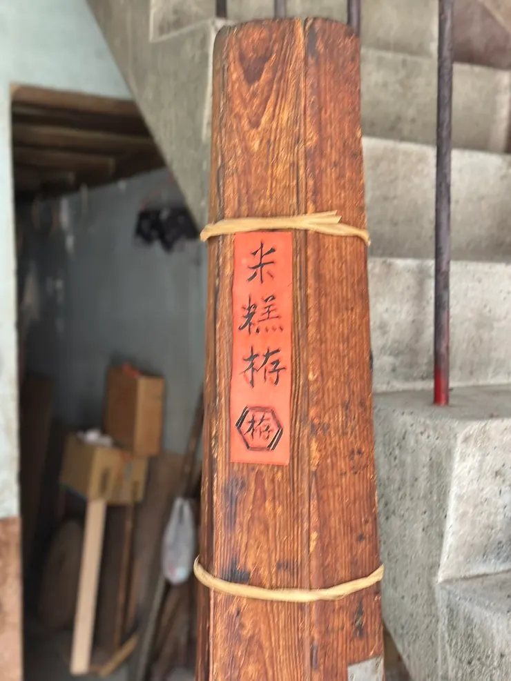 這就是做米糕的六角形米糕栫本人，當時我還以爲他是柱子，沒仔細拍全貌，而且居然手震，對不起大家🙇‍♀️。