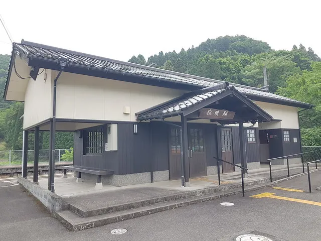 夜明站小巧仿古的車站館舍