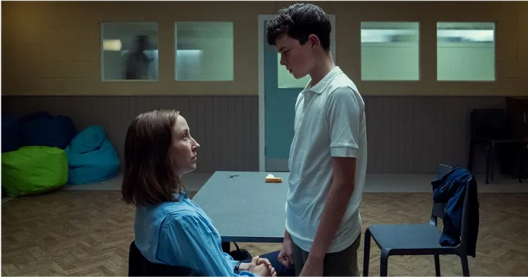 來自劇照《混沌少年時》。情緒跟肢體張力都滿點的對峙瞬間。