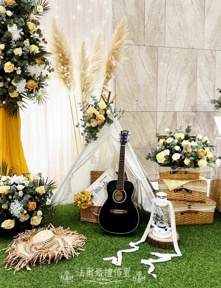 #福爾摩沙遊艇酒店-幸福檸檬黃-法爾婚禮佈置   用溫暖的檸檬黃色系搭配玫瑰與綠植，打造出宛如在陽光下野餐的輕柔氛圍。花門、木桶、燈串、吉他與小帳篷，希望賓客一踏進來，就感受到輕鬆與喜悅。   幸福不只是色彩，是你們看向彼此時，眼裡的光。 私訊預約諮詢，帶著你的夢想，我們來實現！ 用專業佈置，讓你的故事閃耀動人！  讓我們一起見證您人生中最重要的時刻！ 歡迎FB或 IG私訊詢問與我們預約哦~ *平日一~五下午 2:00 到晚上 9:00 都可以預約來門市哦!! *(若需假日前來可以另外和我們再約時間哦!!) 法爾婚禮佈置地址: 台南市東區文化路131號 車子可以直接停在我們門口喔!~ 台南婚禮 #台南婚禮佈置推薦 #台南婚禮佈置 #南部婚禮佈置 #高雄婚禮佈置 #嘉義婚禮佈置 #屏東婚禮佈置 #婚禮佈置 #家宴婚禮佈置 #戶外婚禮佈置 #中國風婚禮佈置 #中式婚禮佈置 #大理石 #秀和服 #漢唐婚禮 #尾牙佈置 #flower #tainan #台南 #decor #台南婚禮 #FARweddings