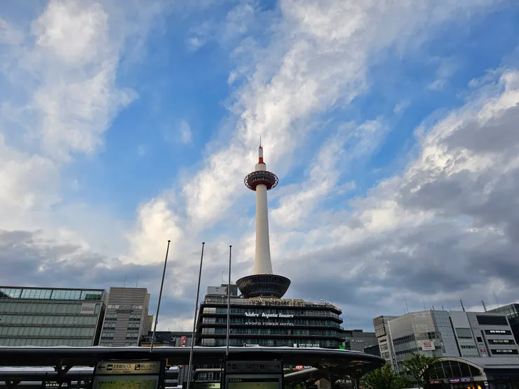 車站對面就是「京都塔」