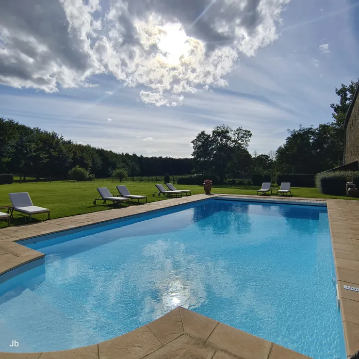 【布塞埃爾城堡歷經許多可泣可歌，如今主人在此長住笑臉迎接來客！女主人引領參觀，介紹環境。還有游泳池，可惜已涼天氣，我們都沒使用。】