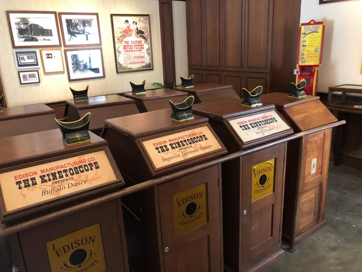 愛迪生的活動電影放映機（Kinetoscope）。／作者攝影