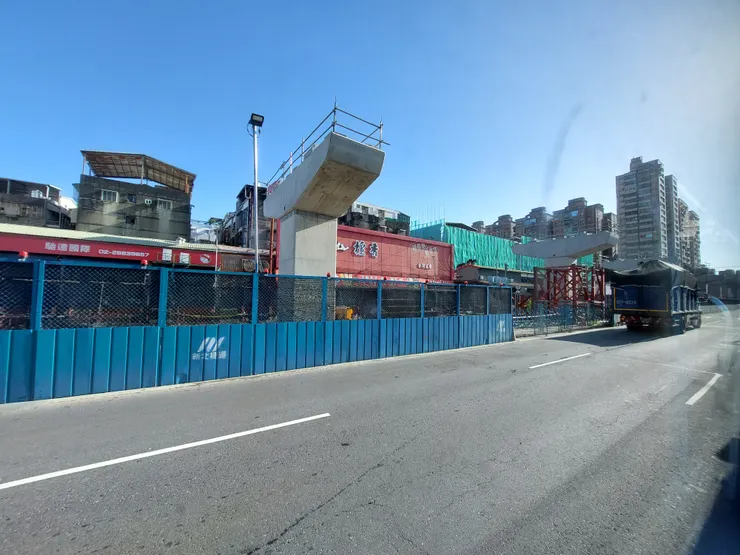 捷運萬大-中和-樹林線第二期在樹林施作的墩柱