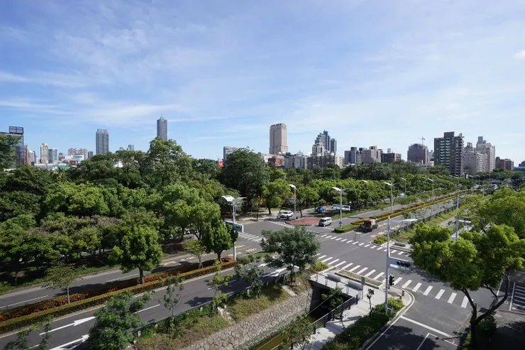 現今自文化院眺望民生二路及中央公園之景象（©陳坤毅）