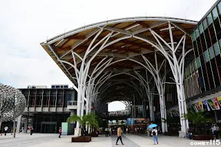 舊火車站(左)與興建中的客運轉運站(右)之間的頂棚