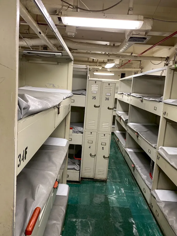 階級不夠就只能跟大家擠著睡了...