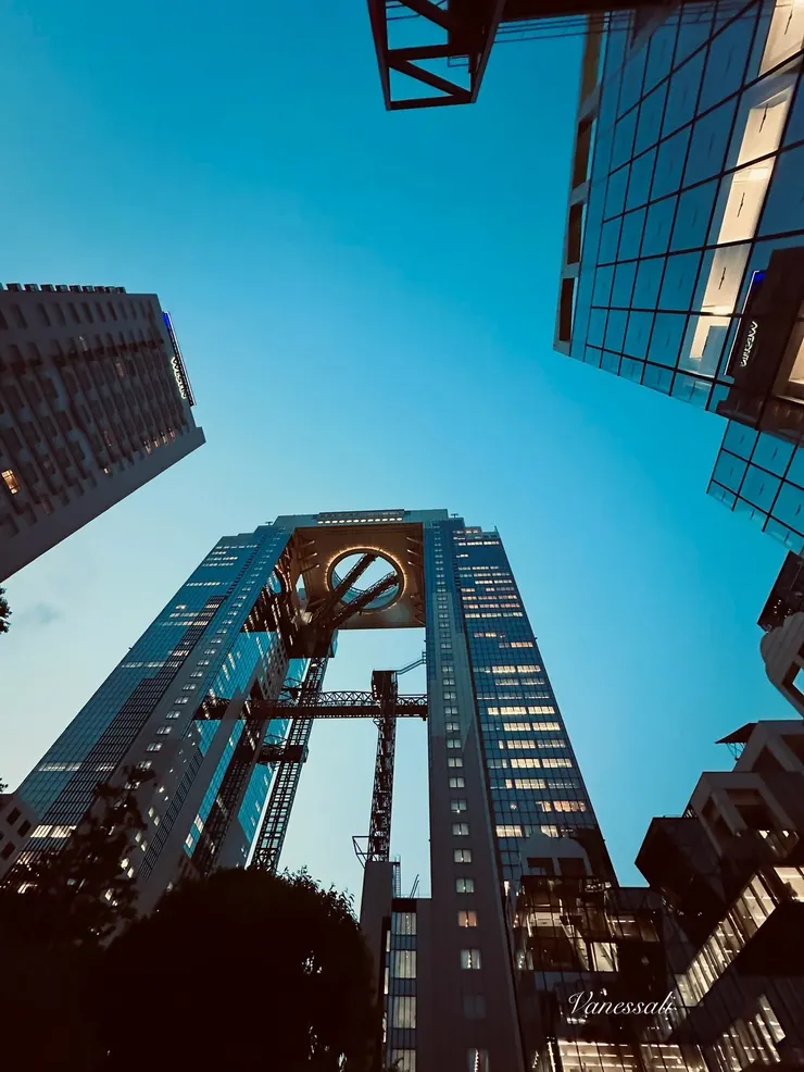 職場高樓，每一層樓都是故事。