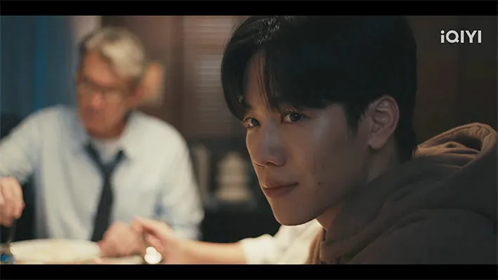 對我來說，此刻Joke的笑容意味著自己非法作為是被父親認同。