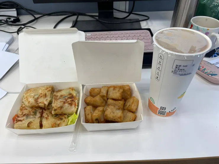 蔬菜蛋餅、蘿蔔糕跟紅茶拿鐵。