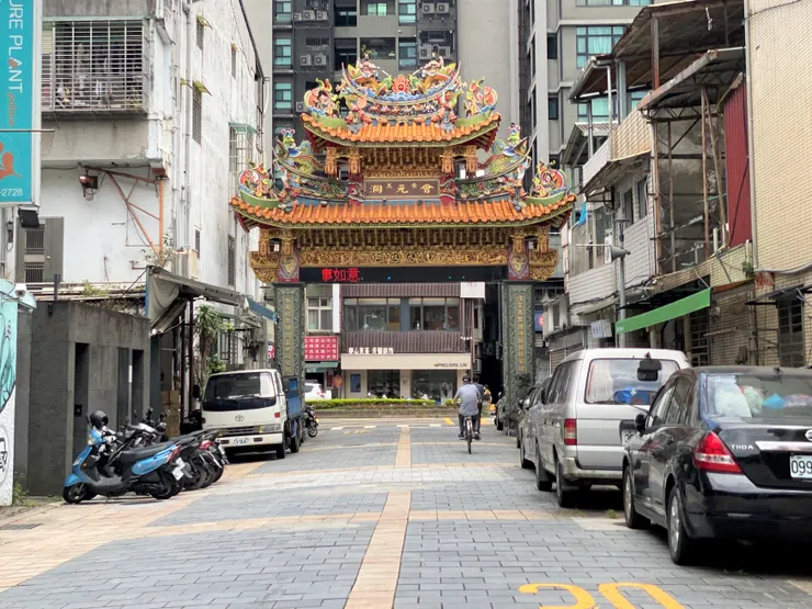 2006年新建金碧輝煌的牌樓