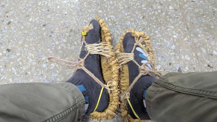 下午穿草鞋去海邊走走