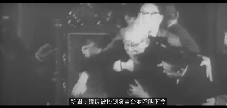 美日共同防禦條約,在當時受到日本學生的極大的抗議和攔阻,引發國會騷亂;議長被抬到發言台,下令批准條約。