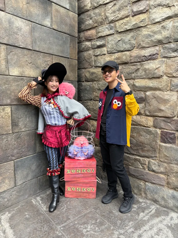 並不是每個穿著周邊的人都會被員工稱讚,他們似乎都有刻意去記得哪些才是環球裡面才買得到的衣服或裝飾。