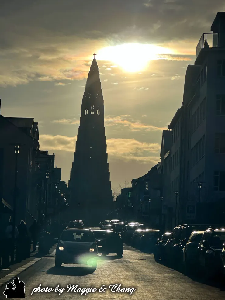 Laugavegur 是雷克雅維克最主要的購物街道,裡面的彩虹街更是著名的打卡景點之一 遠方是冰島最高的哈爾格林姆教堂