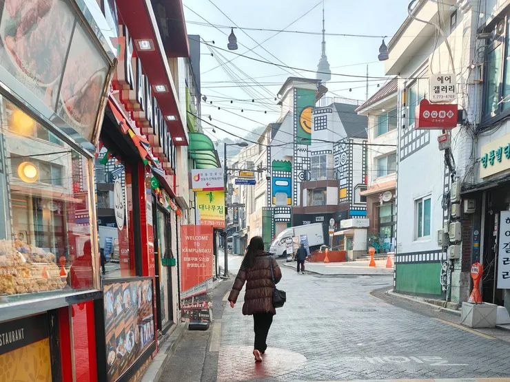 最後用一張孩子幫我拍的街頭照作為本篇的收尾吧 !