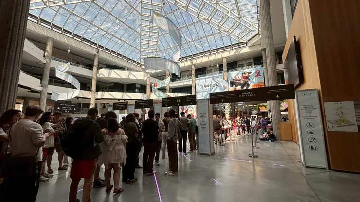 Bonlieu 的排隊動線，大廳候補隊伍往往會延伸到正門外／Jesse 攝影