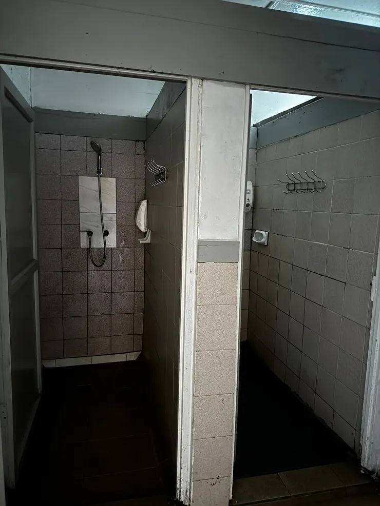 ▲走道盡頭有廁所及淋浴間，不過沒有熱水，只能擦澡。