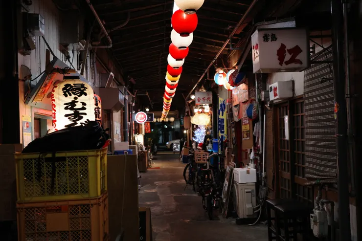 充滿日本風情的居酒屋小巷