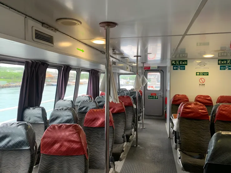 綠島之星3號的二樓，趁著還沒有人的時候快來拍，後來就被人群佔滿了