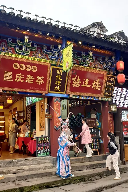 穿古裝的人招攬生意,特別能吸睛