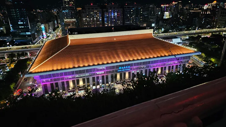 從台北凱撒大飯店的屋頂花園往底下的台北車站看!